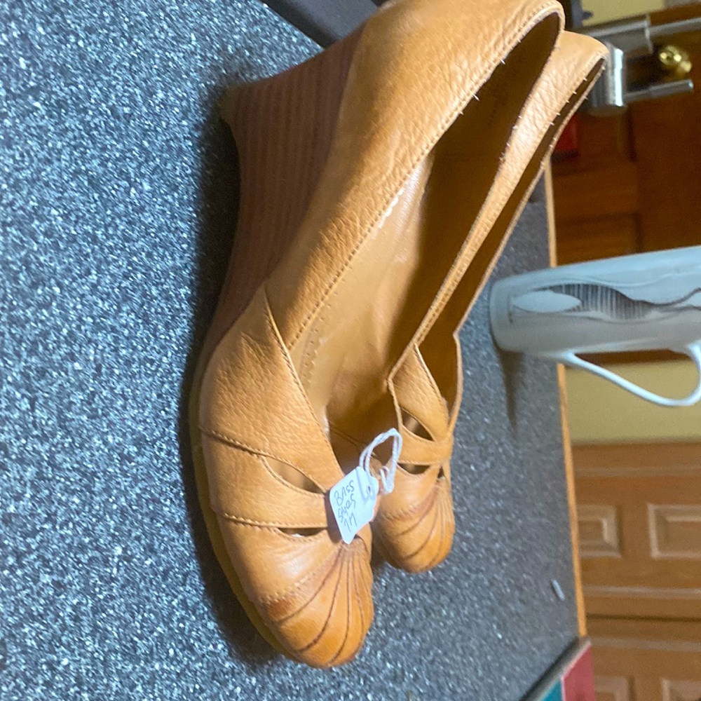 Bass women’s shoes 2 3/4” heel beige leather pumps, Colette. Like new.  Size 7M